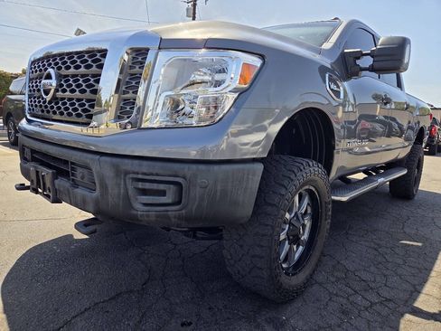 Used 2018 Nissan Titan SV w/ SV Convenience Package AWD/4WD image 4