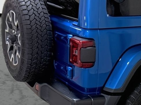 Used 2025 Jeep Wrangler Unlimited Sahara AWD/4WD image 13