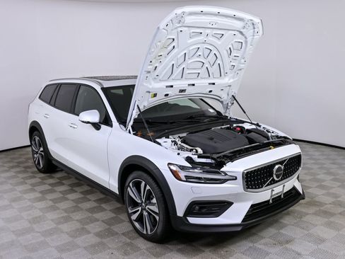 Certified 2025 Volvo V60 B5 Cross Country Plus image 34