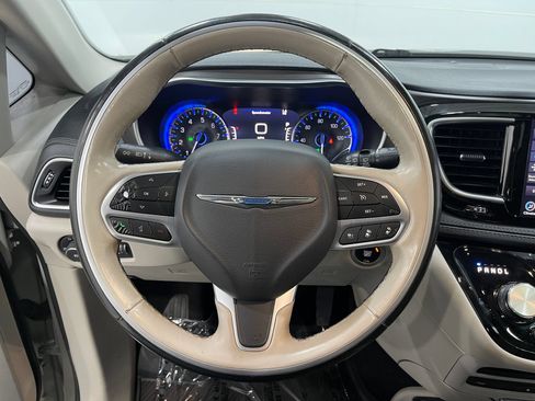 Used 2019 Chrysler Pacifica Limited w/ Tire & Wheel Group FWD image 21