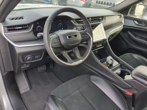 Used 2024 Jeep Grand Cherokee Altitude image 16