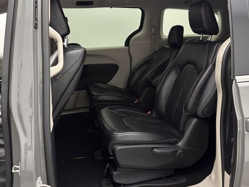 Used 2022 Chrysler Pacifica Touring-L w/ Uconnect Theater Family Group image 26