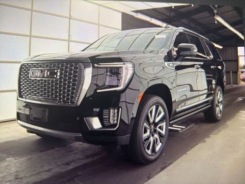 Used 2021 GMC Yukon Denali w/ Denali Premium Package image 2