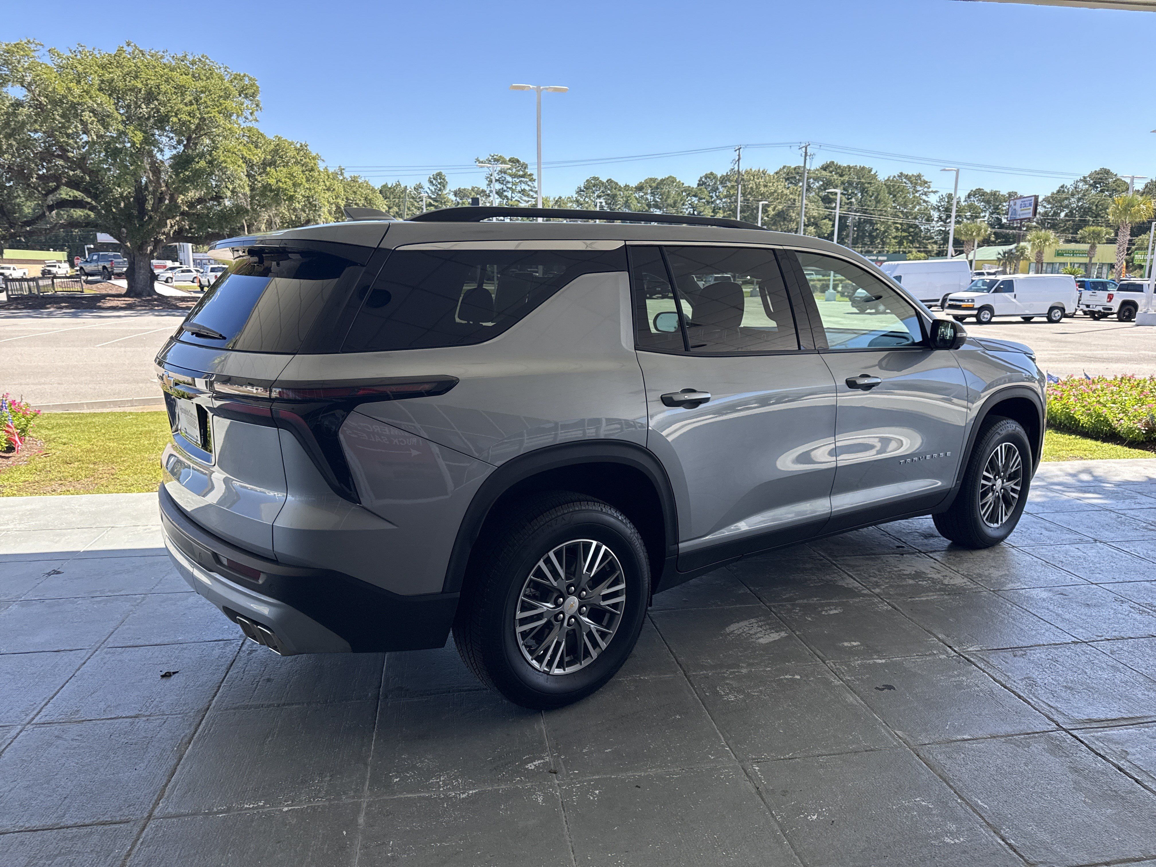 Used 2026 Chevrolet Traverse LT w/ Driver Confidence Package FWD image 11