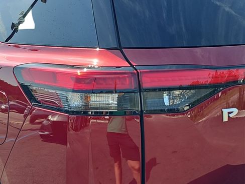 Used 2025 Nissan Pathfinder SL FWD image 34