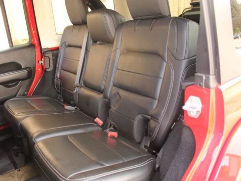 Used 2018 Jeep Wrangler Unlimited Sahara AWD/4WD image 12