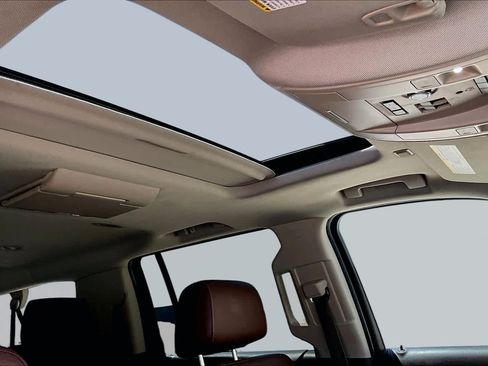 Used 2016 Chevrolet Suburban LTZ RWD image 16