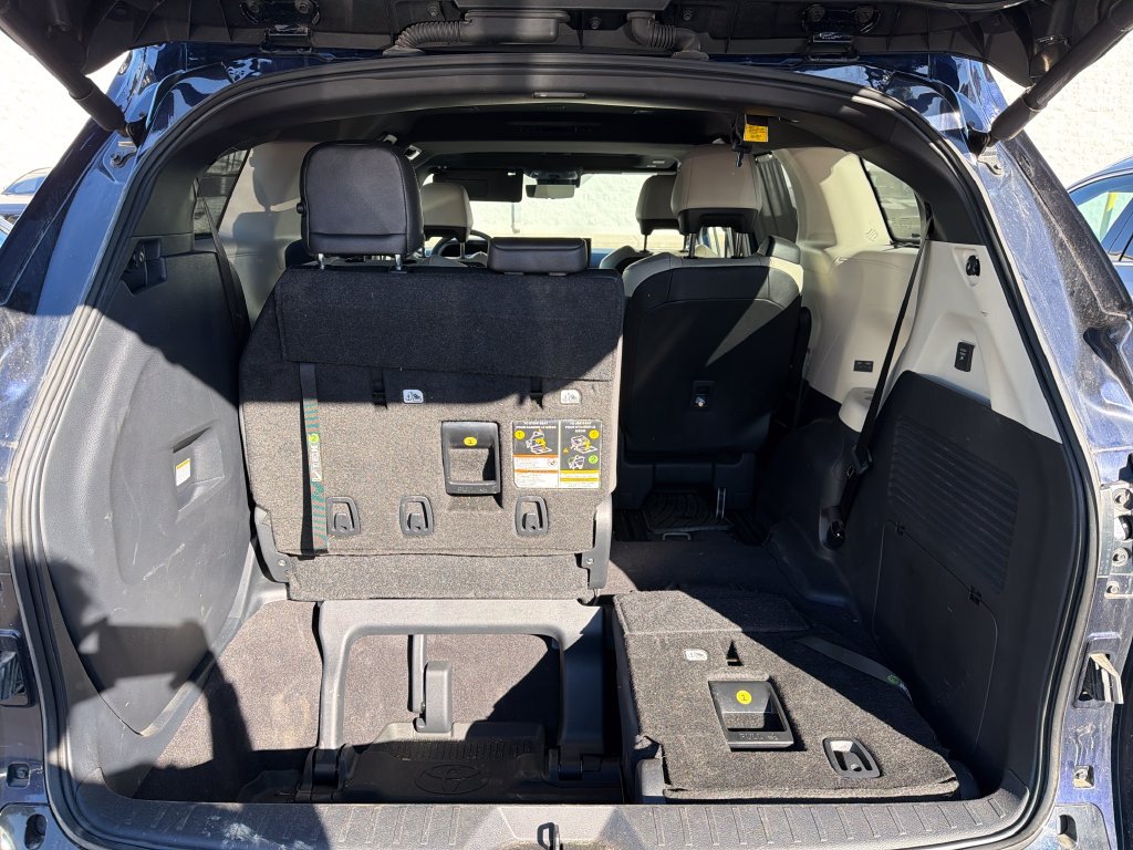 Used 2025 Toyota Sienna Platinum AWD/4WD image 31
