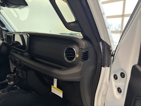 Used 2024 Jeep Wrangler Unlimited Sahara w/ Technology Group AWD/4WD image 38