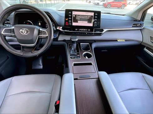 Used 2022 Toyota Sienna XLE image 14