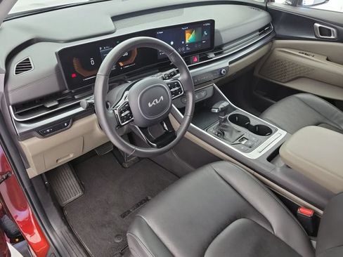 Used 2025 Kia Carnival FWD image 17
