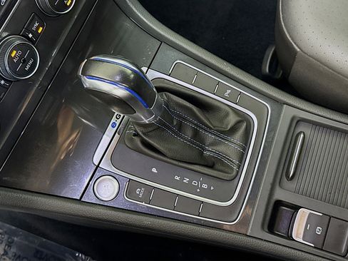 Used 2017 Volkswagen e-Golf SEL Premium image 20