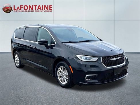 Used 2023 Chrysler Pacifica Touring-L image 3
