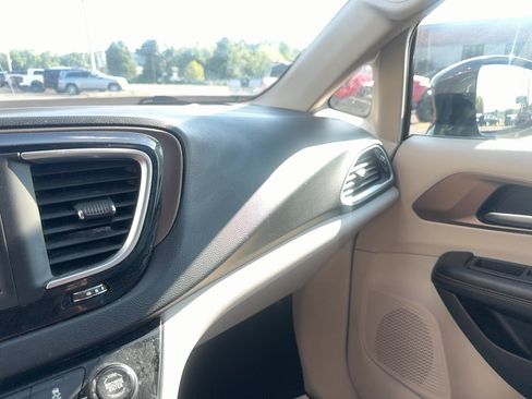 Used 2019 Chrysler Pacifica Touring-L FWD image 21