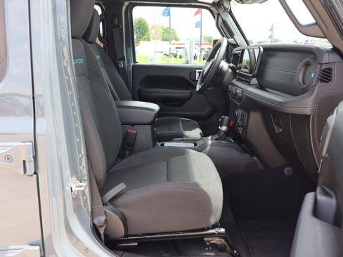 Used 2025 Jeep Wrangler Unlimited Rubicon 4xe w/ Safety Group AWD/4WD image 12