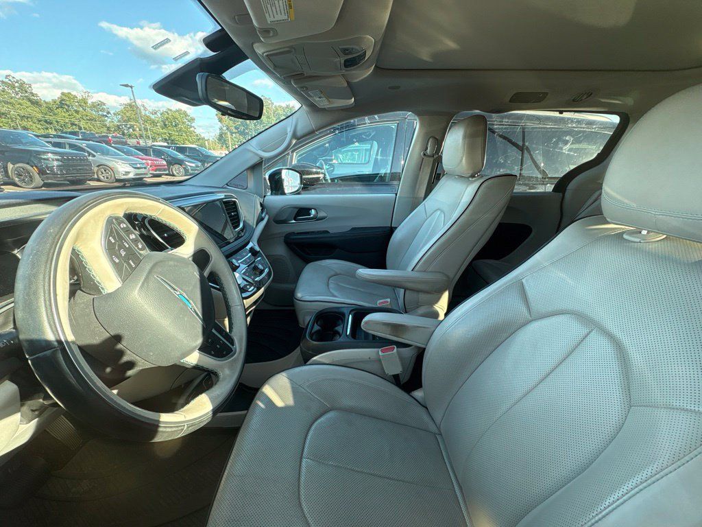 Used 2017 Chrysler Pacifica Platinum FWD image 5