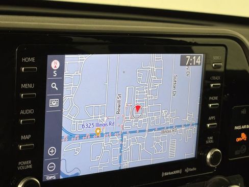Used 2021 Toyota Highlander XLE AWD/4WD image 18