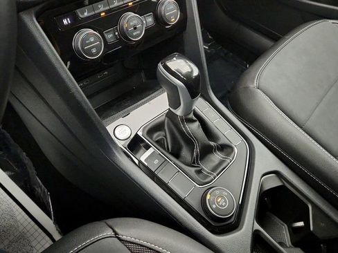 Used 2024 Volkswagen Taos SE image 16