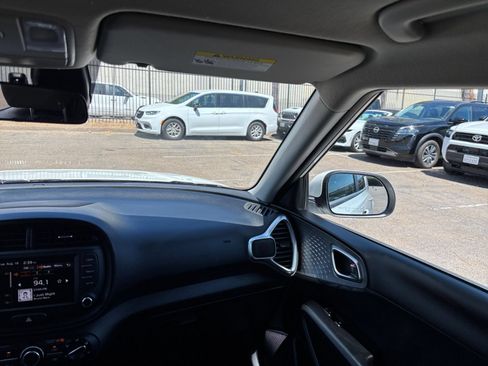 Used 2025 Kia Soul LX w/ LX Technology Package FWD image 33