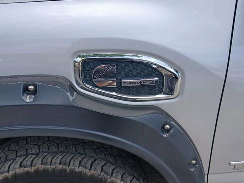 Used 2017 Nissan Titan SL RWD image 3