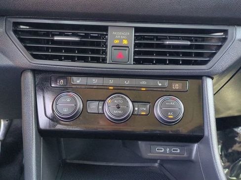 Used 2024 Volkswagen Jetta SE FWD image 18