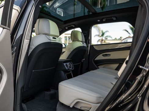 Used 2025 Bentley Bentayga V8 image 16