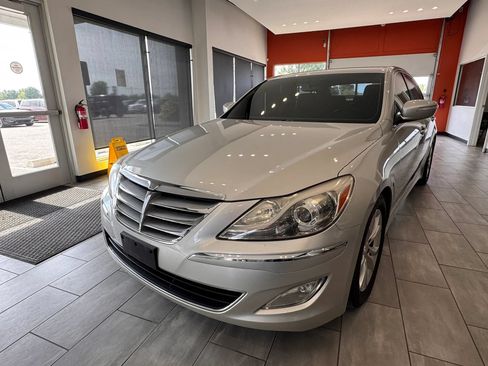 Used 2012 Hyundai Genesis 3.8 RWD image 6