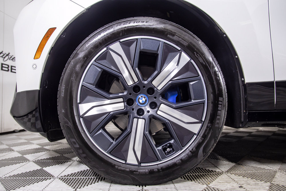 Used 2023 BMW iX xDrive50 w/ Sport Package AWD/4WD image 38