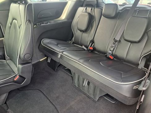 Used 2026 Chrysler Pacifica Limited FWD image 32
