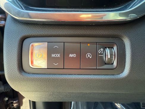 Used 2025 GMC Acadia Elevation image 24