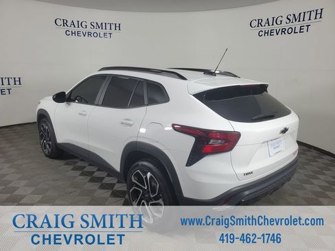 Used 2024 Chevrolet Trax RS w/ Sunroof Package FWD image 3