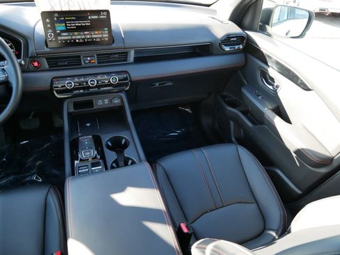 Used 2025 Honda Pilot TrailSport image 11