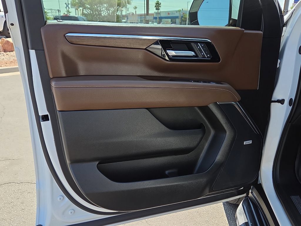 Used 2025 Chevrolet Tahoe High Country AWD/4WD image 13