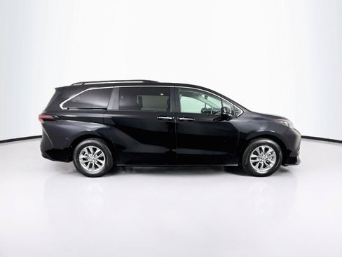 Certified 2025 Toyota Sienna XLE FWD image 11