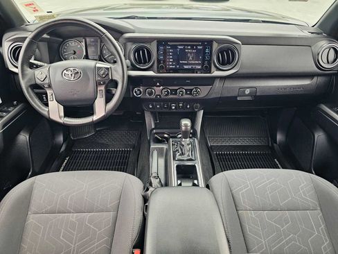 Used 2019 Toyota Tacoma TRD Off-Road w/ Technology Package AWD/4WD image 18