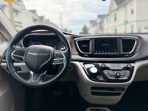 Used 2018 Chrysler Pacifica Touring-L FWD image 21