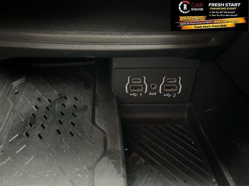 Used 2025 Chrysler Pacifica Limited FWD image 19