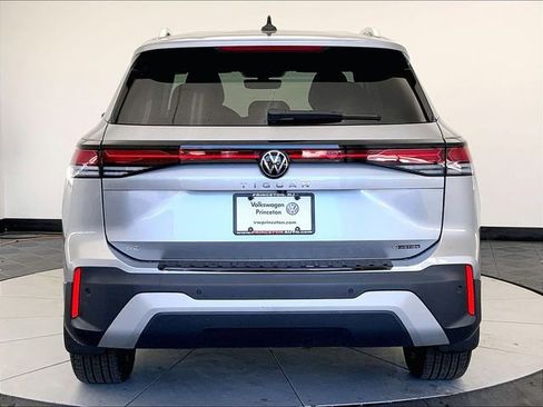 Used 2025 Volkswagen Tiguan SE w/ Panoramic Sunroof Package AWD/4WD image 4