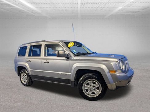 Used 2017 Jeep Patriot Sport w/ Power Value Group FWD image 3