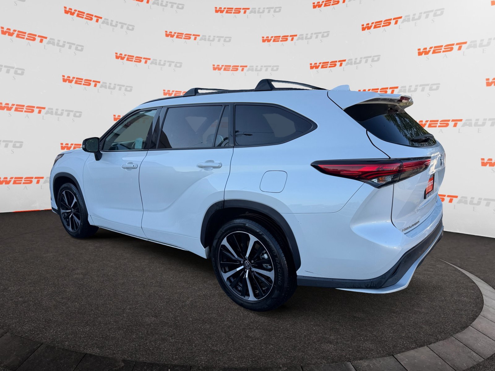 Used 2022 Toyota Highlander XSE AWD/4WD image 3