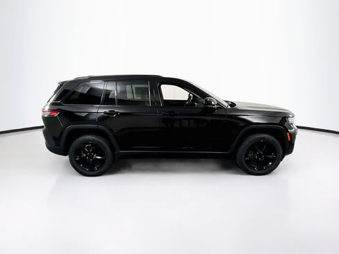 Used 2023 Jeep Grand Cherokee Altitude AWD/4WD image 4