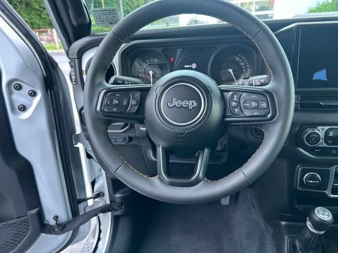 Used 2024 Jeep Wrangler Unlimited w/ Convenience Group AWD/4WD image 15