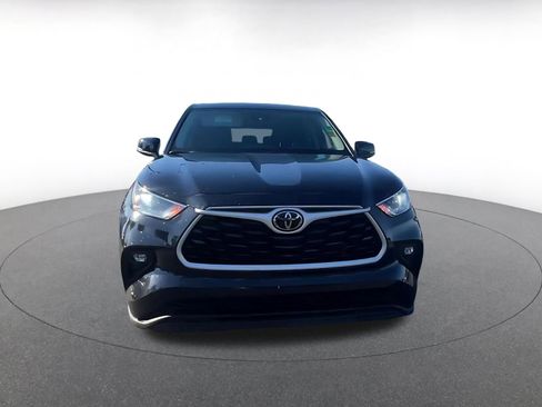 Used 2025 Toyota Highlander LE image 4