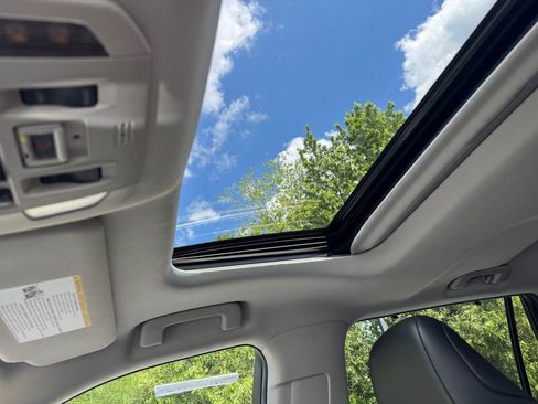 Used 2021 Toyota Highlander XLE AWD/4WD image 30