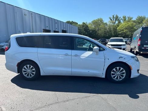 Used 2018 Chrysler Pacifica Touring Plus FWD image 12