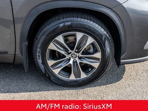 Used 2023 Toyota Highlander XLE AWD/4WD image 9
