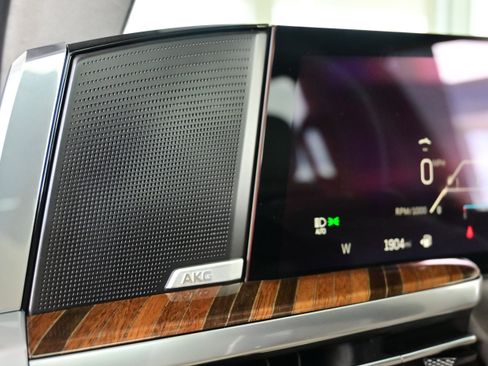 Used 2025 Cadillac Escalade Sport Platinum w/ LPO, ONYX Package image 31