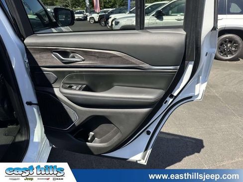 Used 2023 Jeep Grand Cherokee Overland AWD/4WD image 24