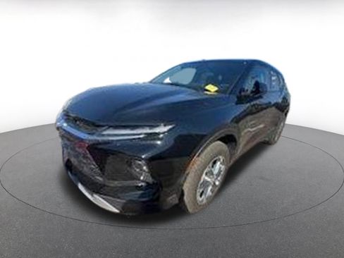Used 2025 Chevrolet Blazer LT image 3