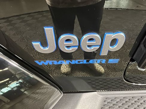 Used 2024 Jeep Wrangler Unlimited w/ Convenience Group AWD/4WD image 11